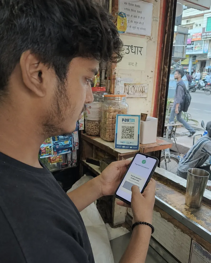 Participant looking at the Skore mobile coupon experience in a shop